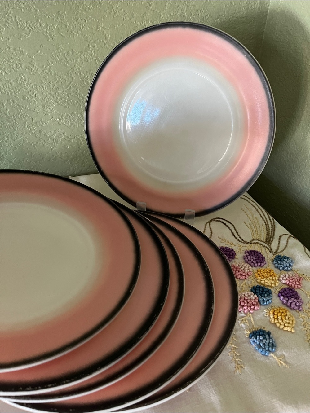 Vintage Hazel-Atlas Ovide Informal Pink & Charcoal Milk Glass Dinner Plates – 6